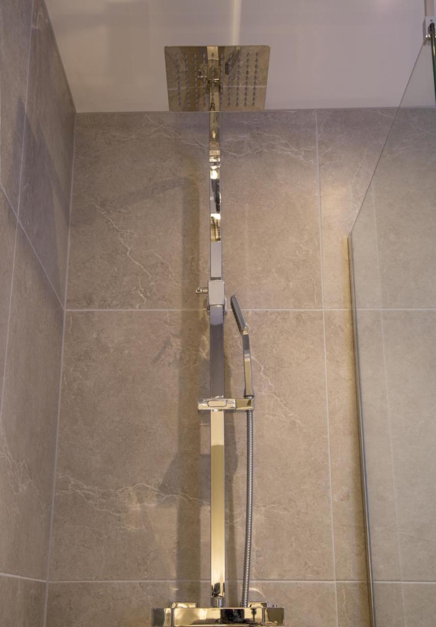 Winckley Stays Preston  Exterior foto A shower rail
